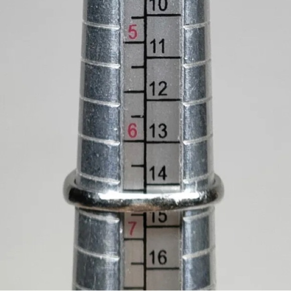 Elegant Blue and platinum Women's Ring worn pre loved condition - Picture 8 of 8